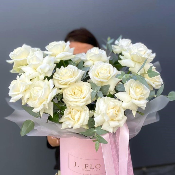 17 Французских белых роз в боксе в Новороссийске