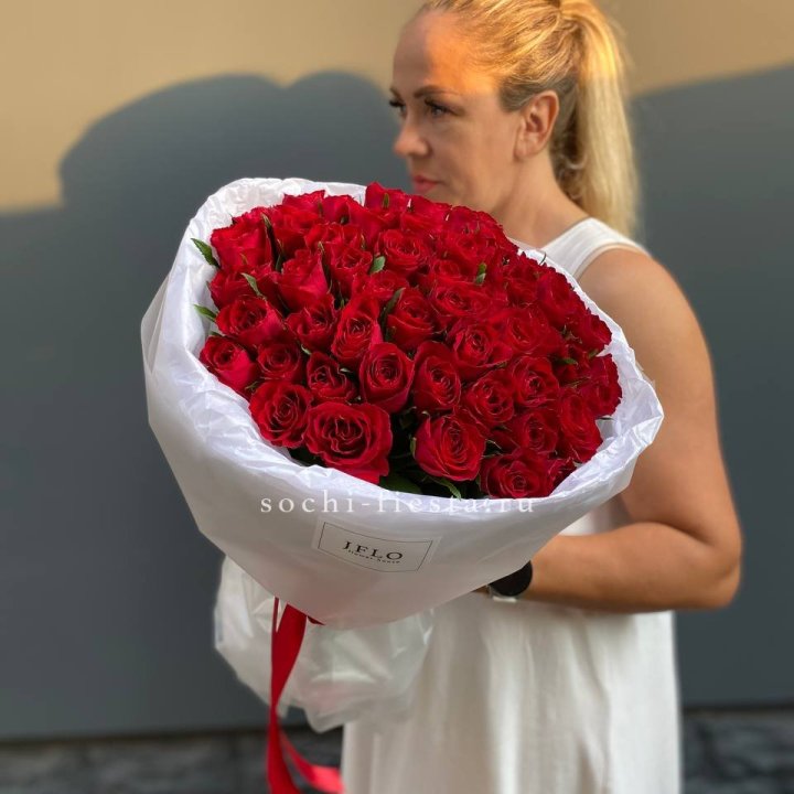 51 роза мадам ред в нежном оформлении в Новороссийске