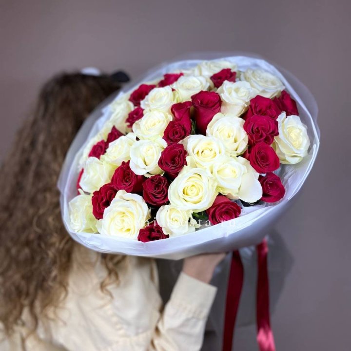 Букет из красных белых 45 роз в Новороссийске