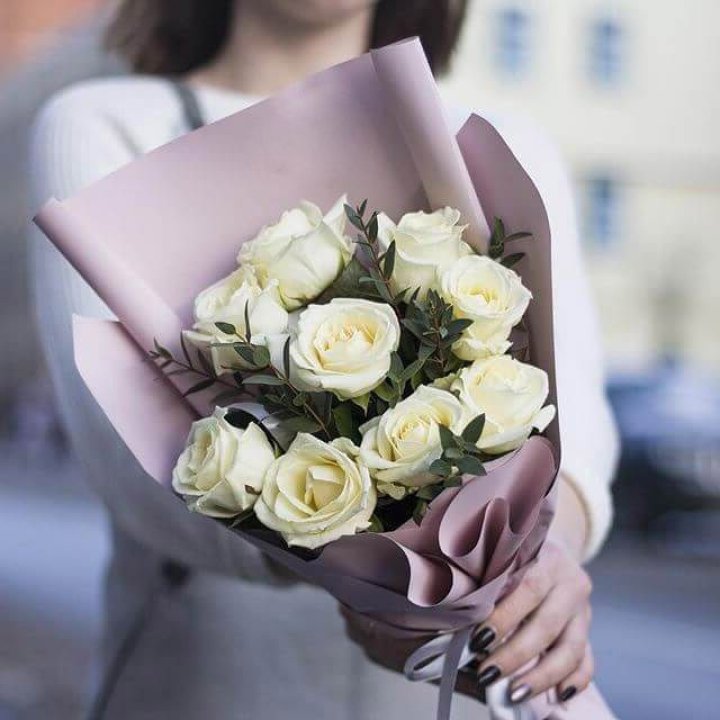 9 белых  роз "Минт" в Новороссийске