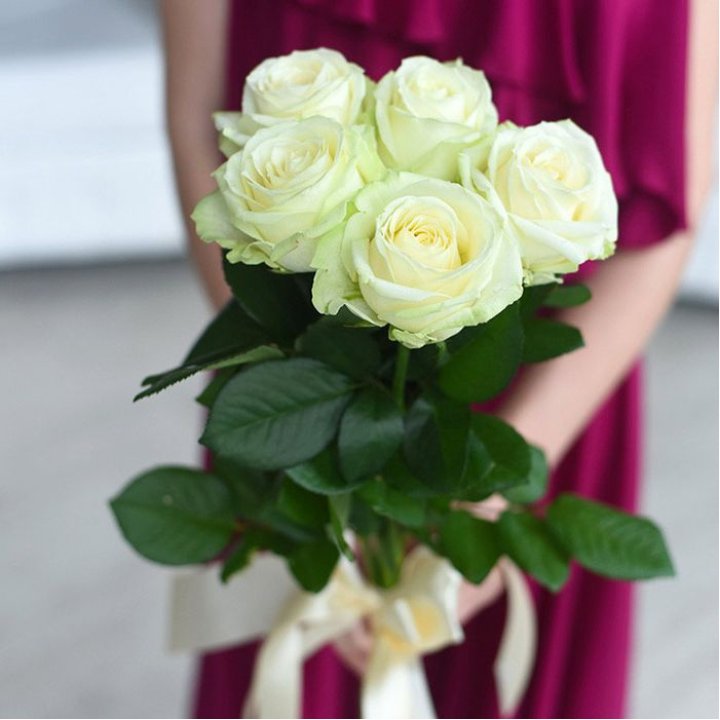 5 белых роз в Новороссийске