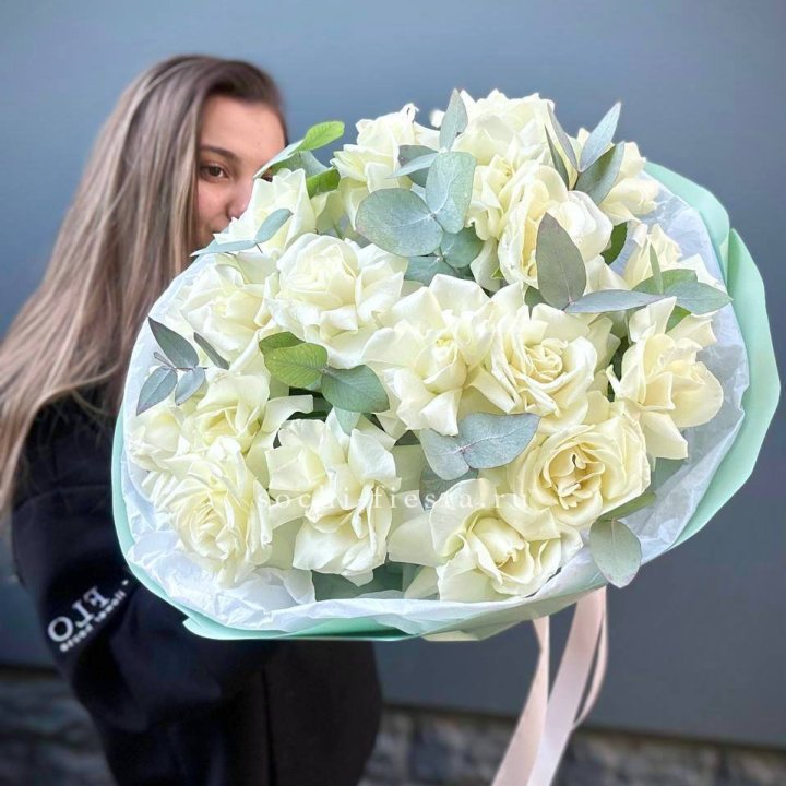 19 Белых французских роз "Ноте бьянке" в Новороссийске