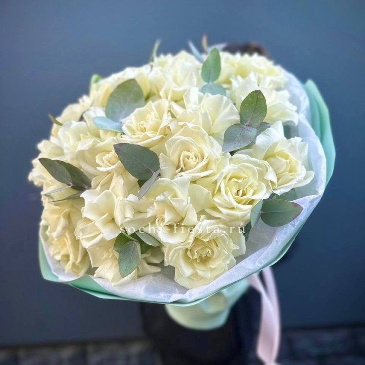 25 Белых французских роз "Ноте бьянка" в Новороссийске