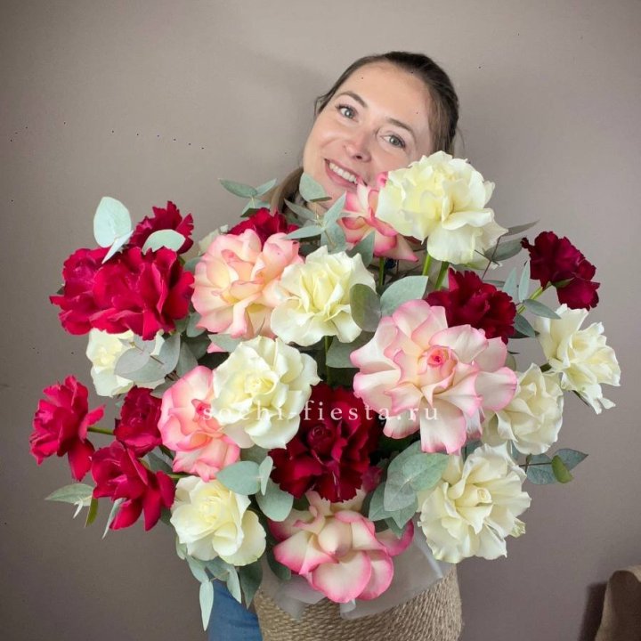 35 французских роз микс в джутовом боксе в Новороссийске