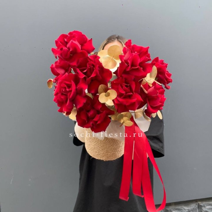 Красные французские розы в джутовом кашпо в Новороссийске