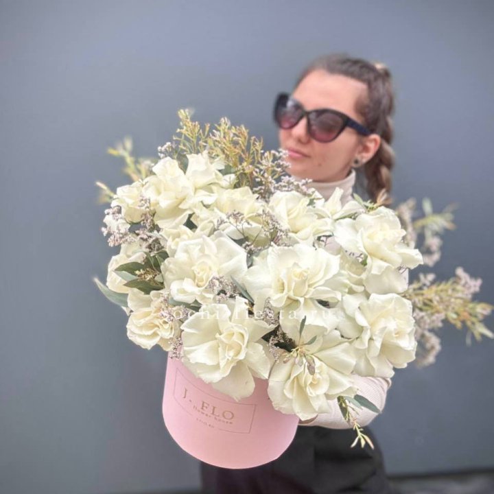 17 Французских белых роз в коробке Афина в Новороссийске