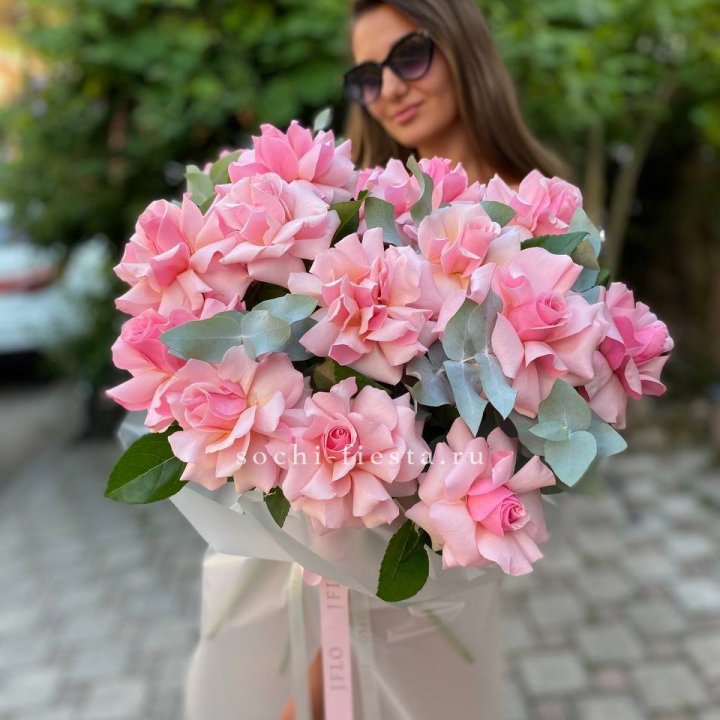 17 Розовых  французских роз в Новороссийске