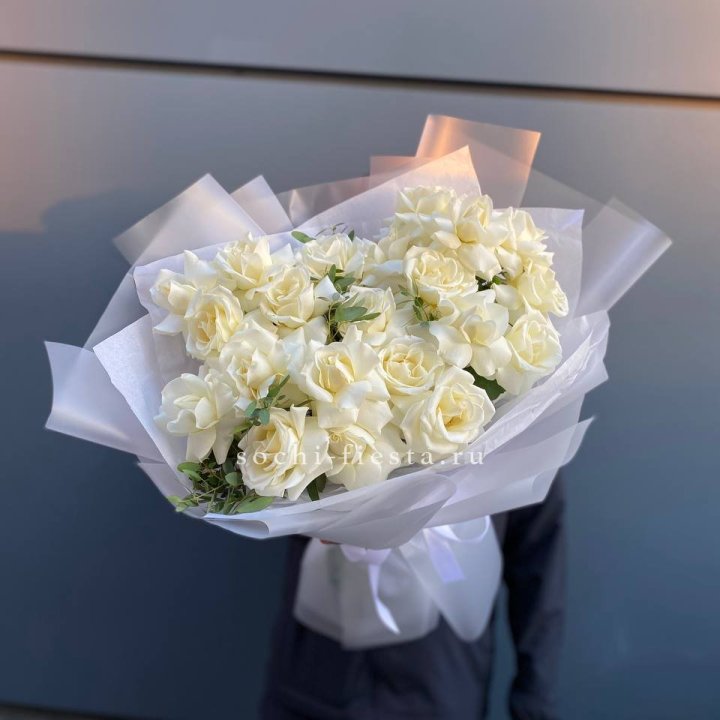 Пышный букет из белых роз в Новороссийске