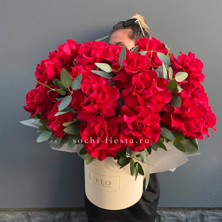 25 Французских красных роз в коробке в Новороссийске