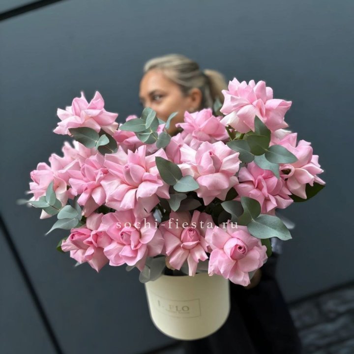 17 Розовых французских роз в боксе в Новороссийске