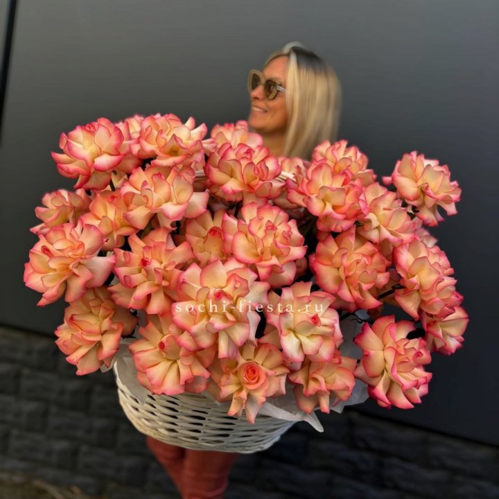 45 французских роз Джумилия в корзине в Новороссийске