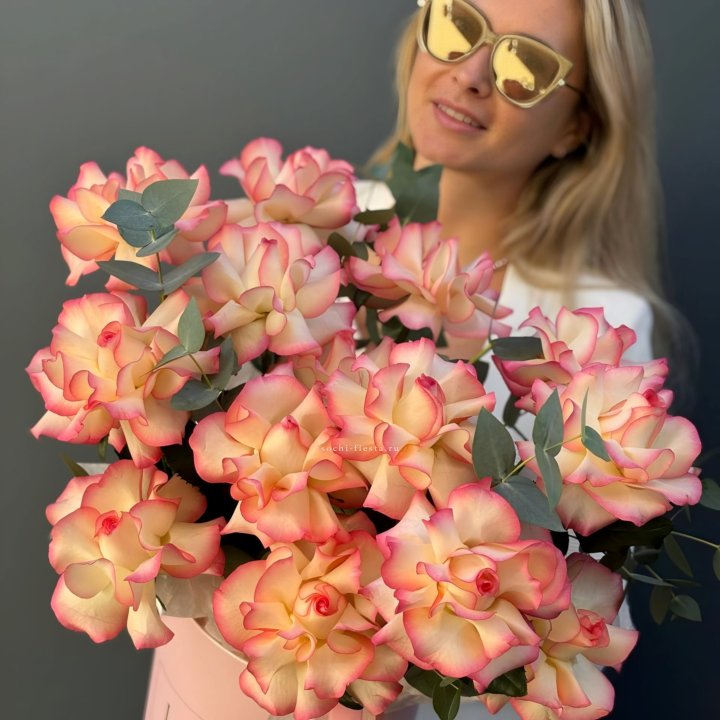 15 французских  роз Джумилия в боксе в Новороссийске