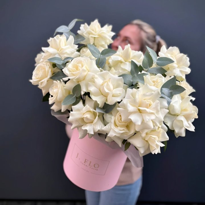 25 Французских белых роз в боксе в Новороссийске