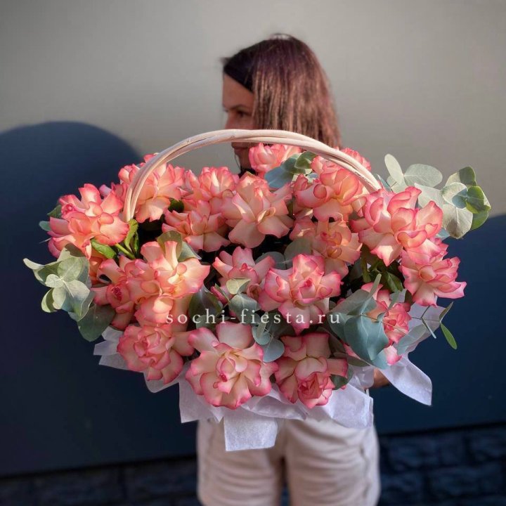 25 Французских роз Джумилия в корзине в Новороссийске