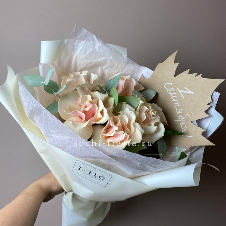 Букет кремовых роз к дню знаний в Новороссийске