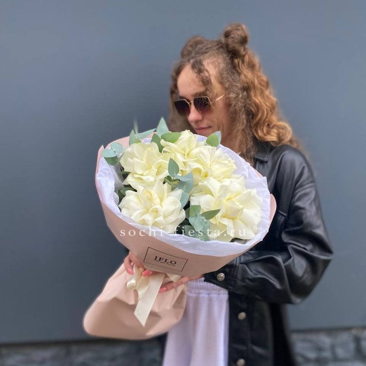 5 Белых французских роз в Новороссийске