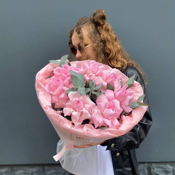 7 розовых роз в Новороссийске