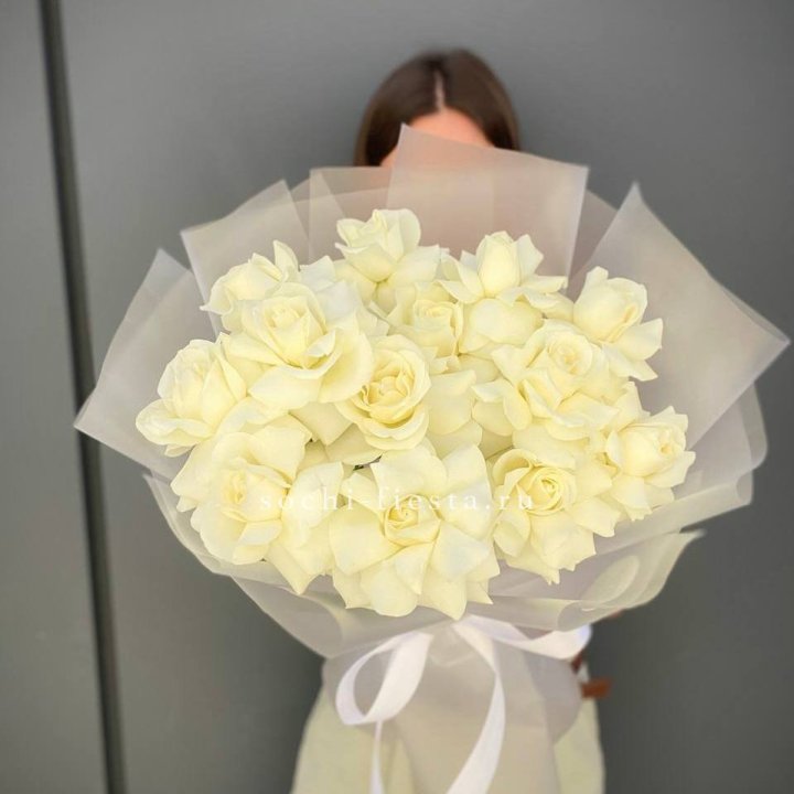 13 белых роз в Новороссийске