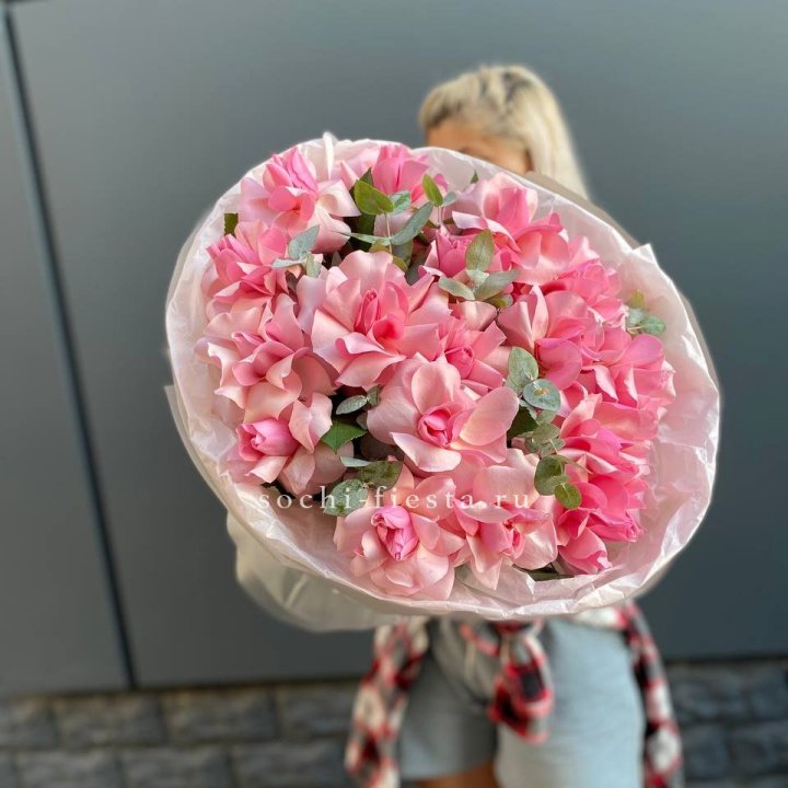 17 розовых роз в Новороссийске