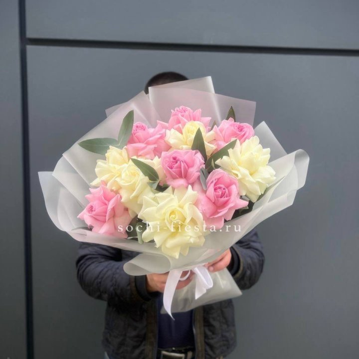 11 бело-розовых роз в Новороссийске