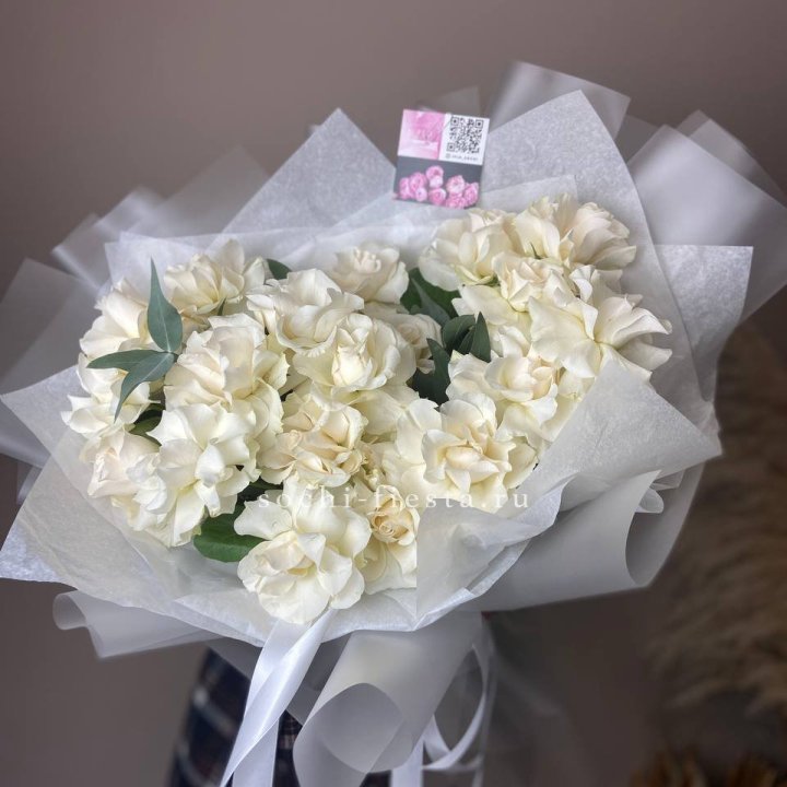 21 французских роз с эвкалиптом в Новороссийске