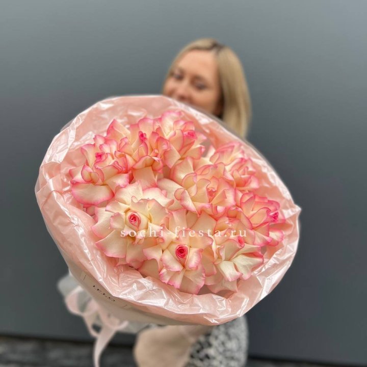 9 французских роз Джумилия в нежном оформлении в Новороссийске