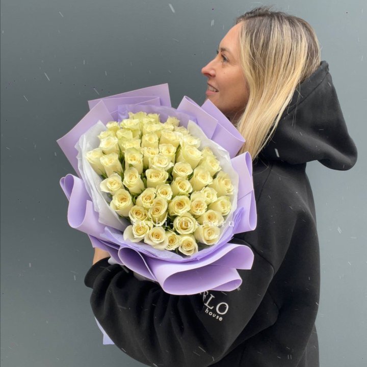 51 белая кенийская роза в оформлении в Новороссийске