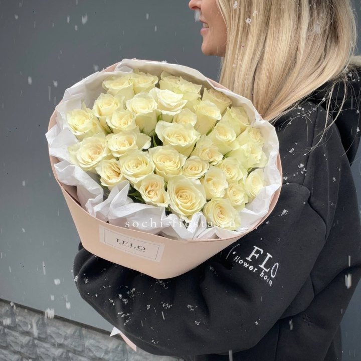 31 белая роза в оформлении в Новороссийске