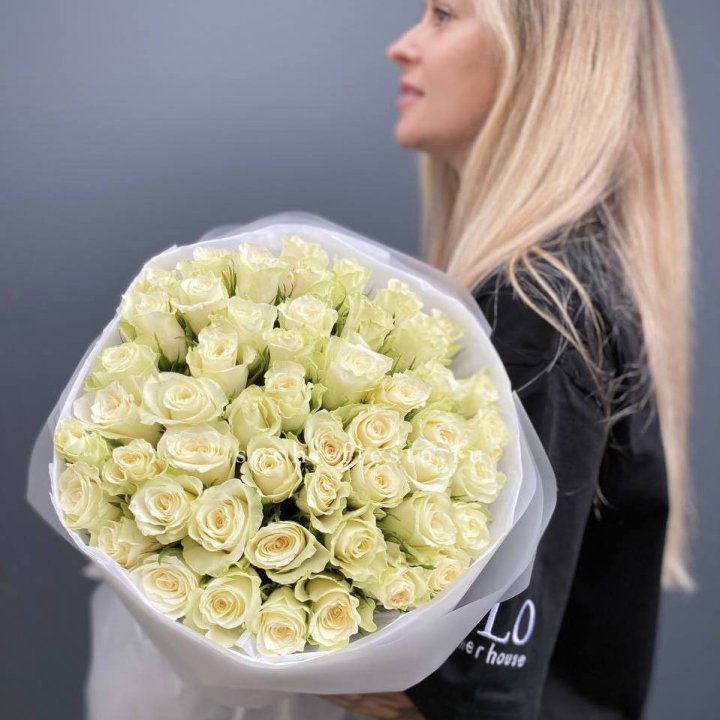 Воздушный букет из 51 белой кенийской розы в Новороссийске