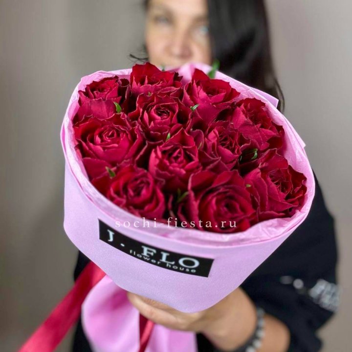 11 красных роз мадам ред в Новороссийске
