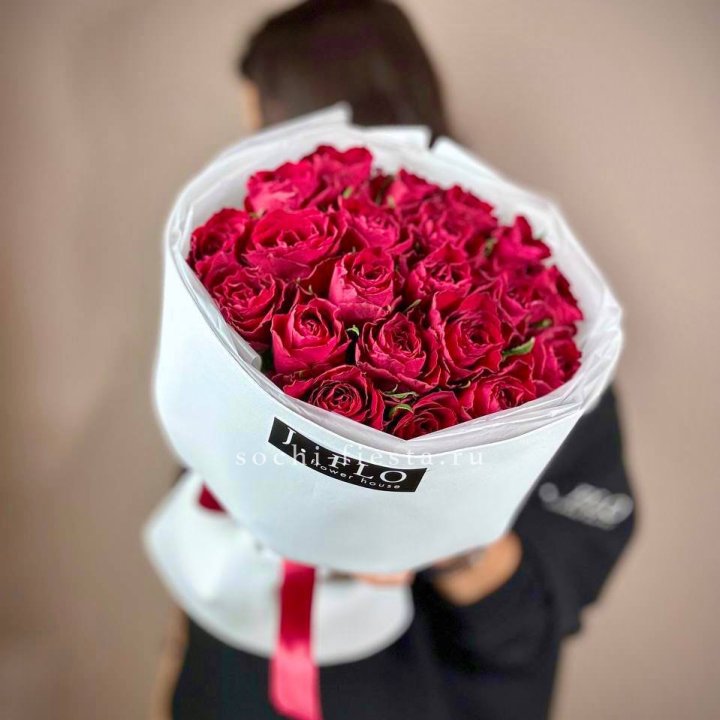 Букет красных роз мадам ред в Новороссийске