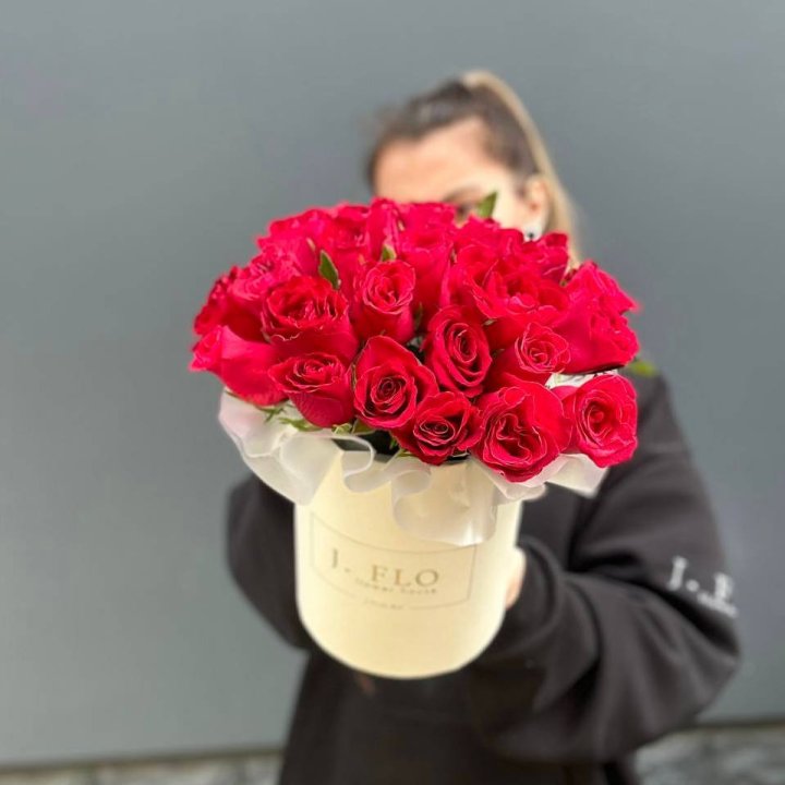 27 кенийских роз в боксе в Новороссийске