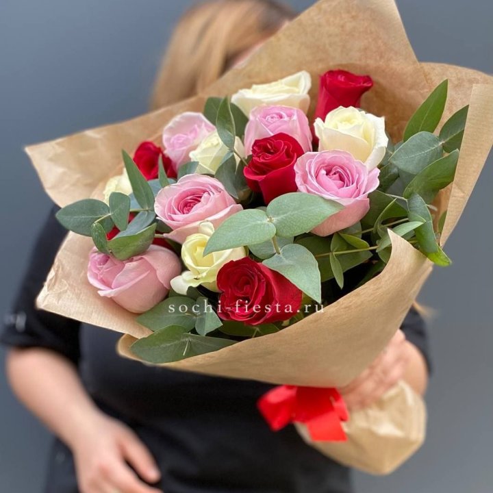 Букет из 15 роз с эвкалиптом в Новороссийске