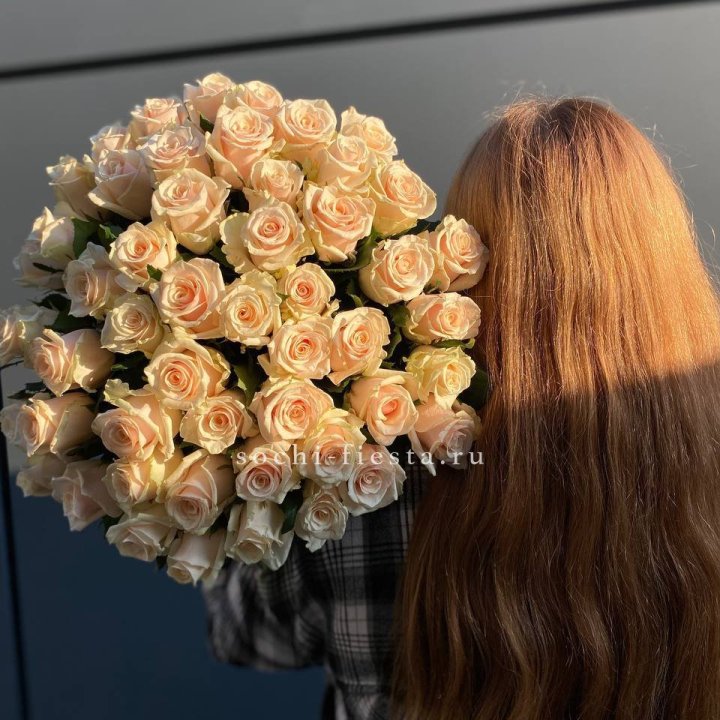 Охапка кремовых роз в Новороссийске