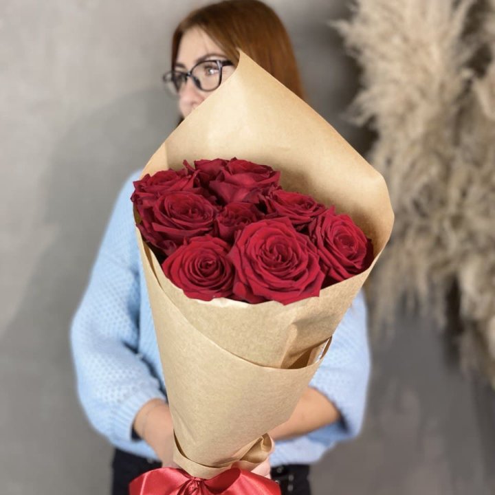 9 красных роз в крафте в Новороссийске
