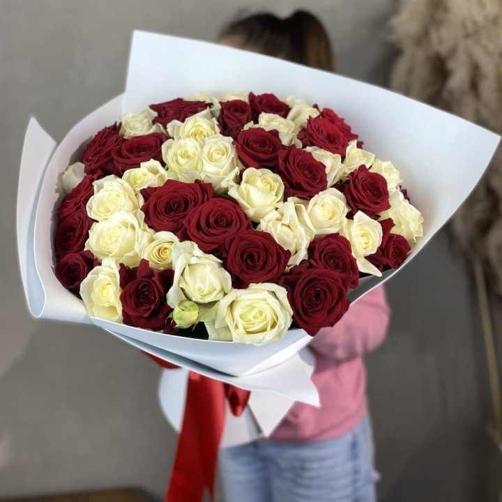 51 красная и белая роза в Новороссийске