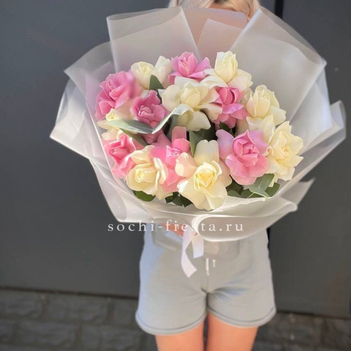 15 бело-розовых роз в Новороссийске