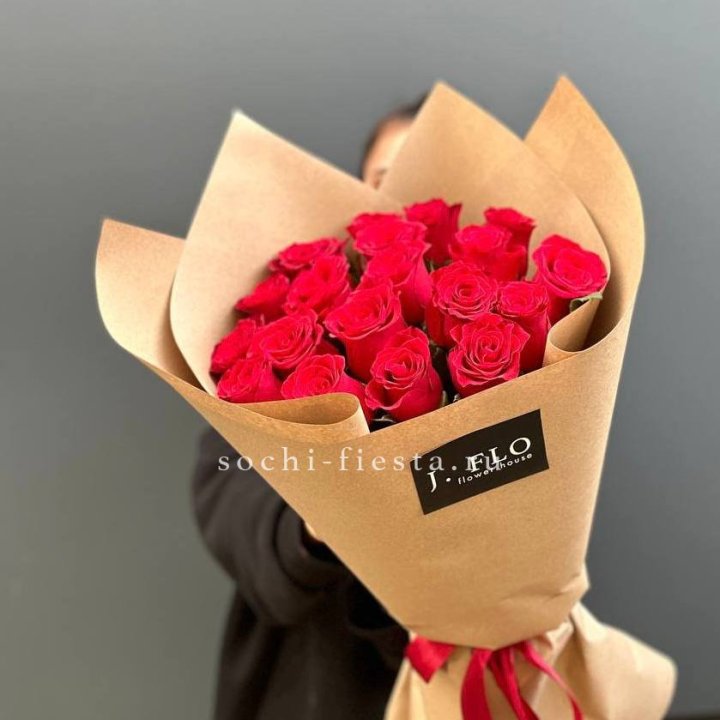 19 красных роз в крафте в Новороссийске