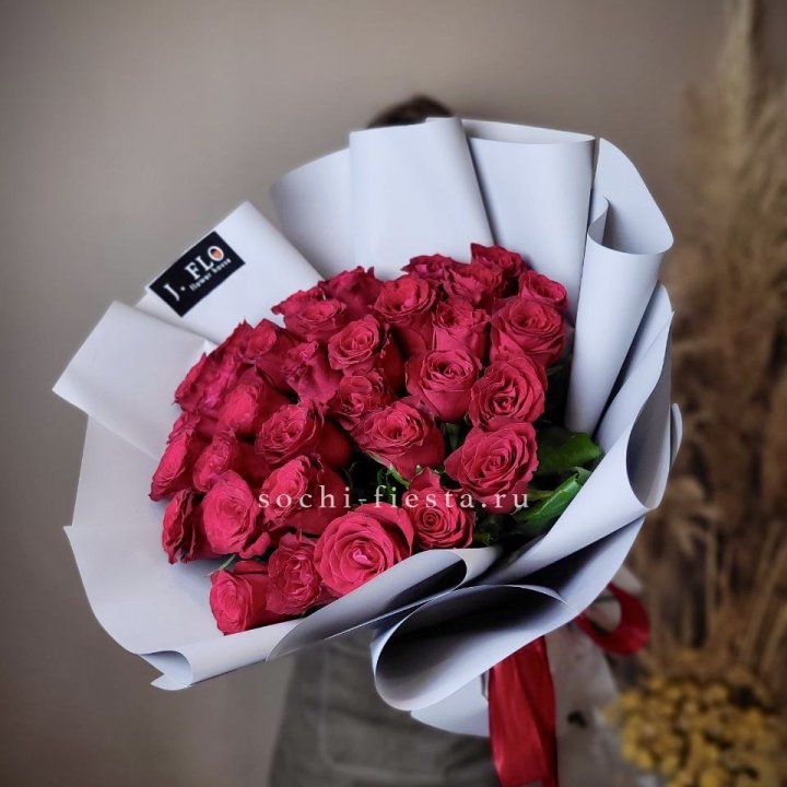 Красные розы 33 шт в Новороссийске