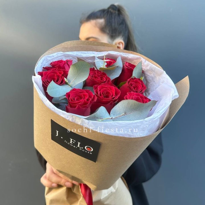 9 роз с эвкалиптом в Новороссийске