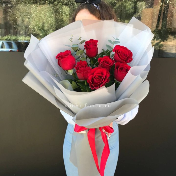 7 красных роз с эвкалиптом  в Новороссийске
