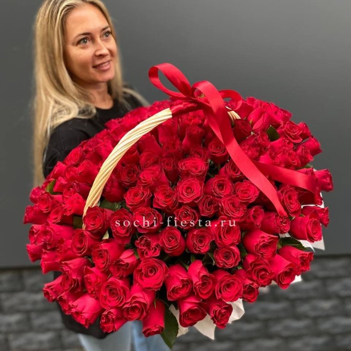 151 красная  роза в корзине в Новороссийске