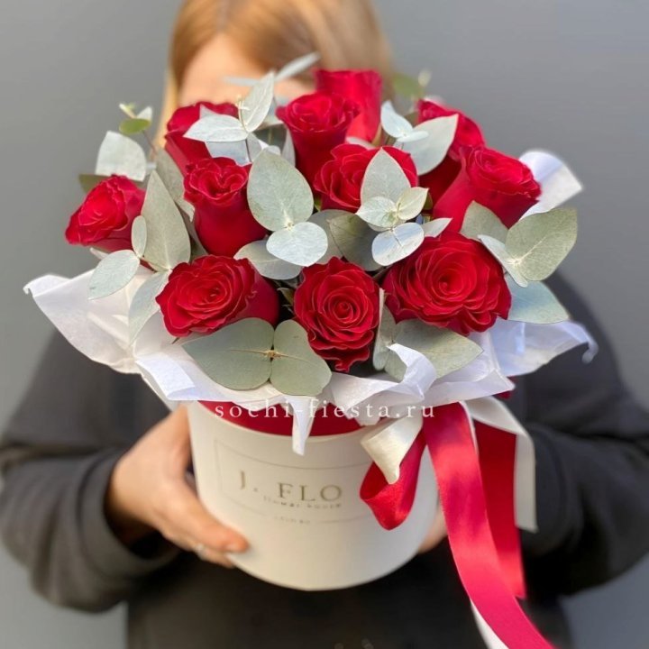 11 роз в шляпной коробке в Новороссийске