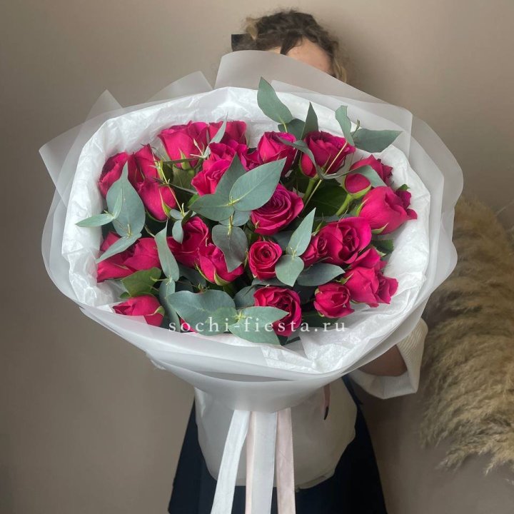 25 малиновых роз с эвкалиптом в Новороссийске