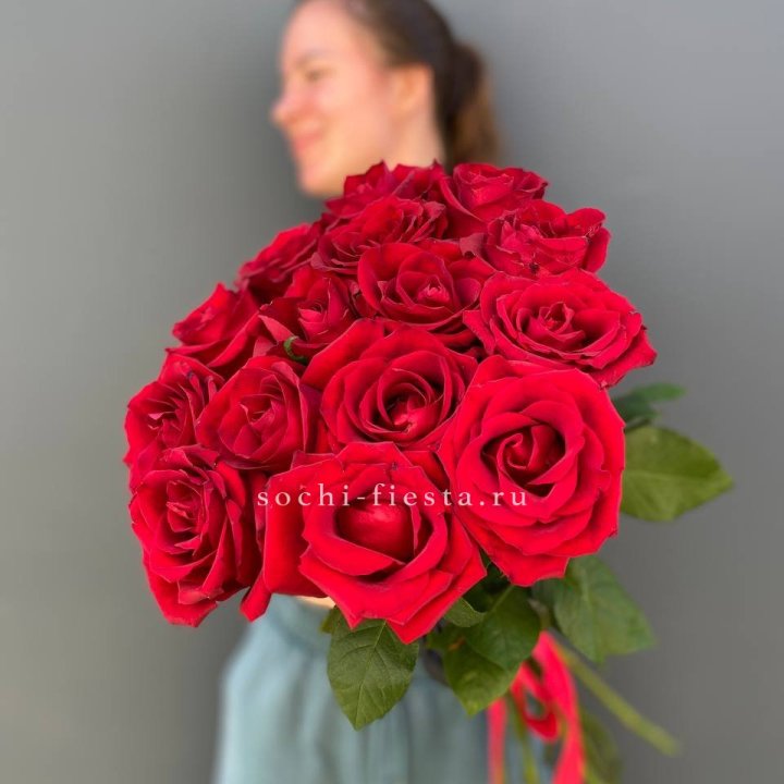 15 красных роз под ленту в Новороссийске