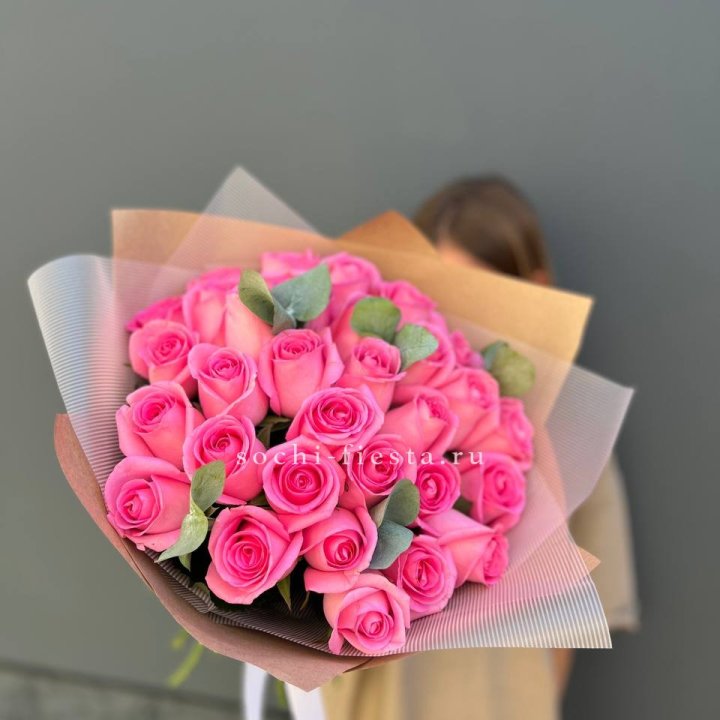 31 розовая роза с эвкалиптом в Новороссийске