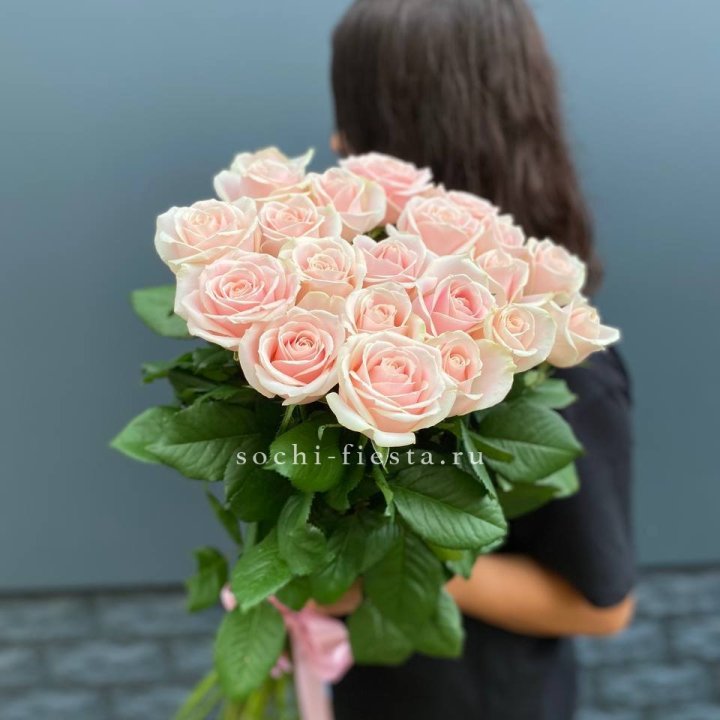 Высокие розовые розы в Новороссийске