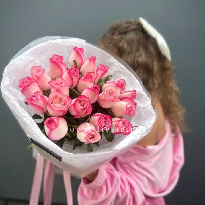 21 розовые розы Венди  в оформлении в Новороссийске