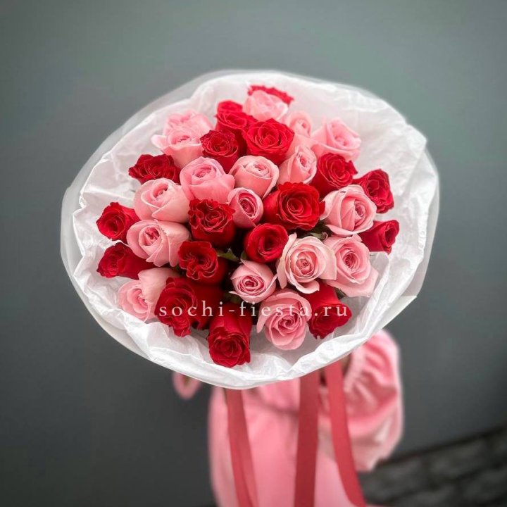 Букет красных и розовых 35 роз в Новороссийске