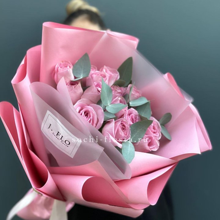 15 Розовых роз с эвкалиптом в Новороссийске